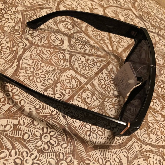 NWT Black & Gold Trendy Statement Sunglasses - Picture 5 of 8